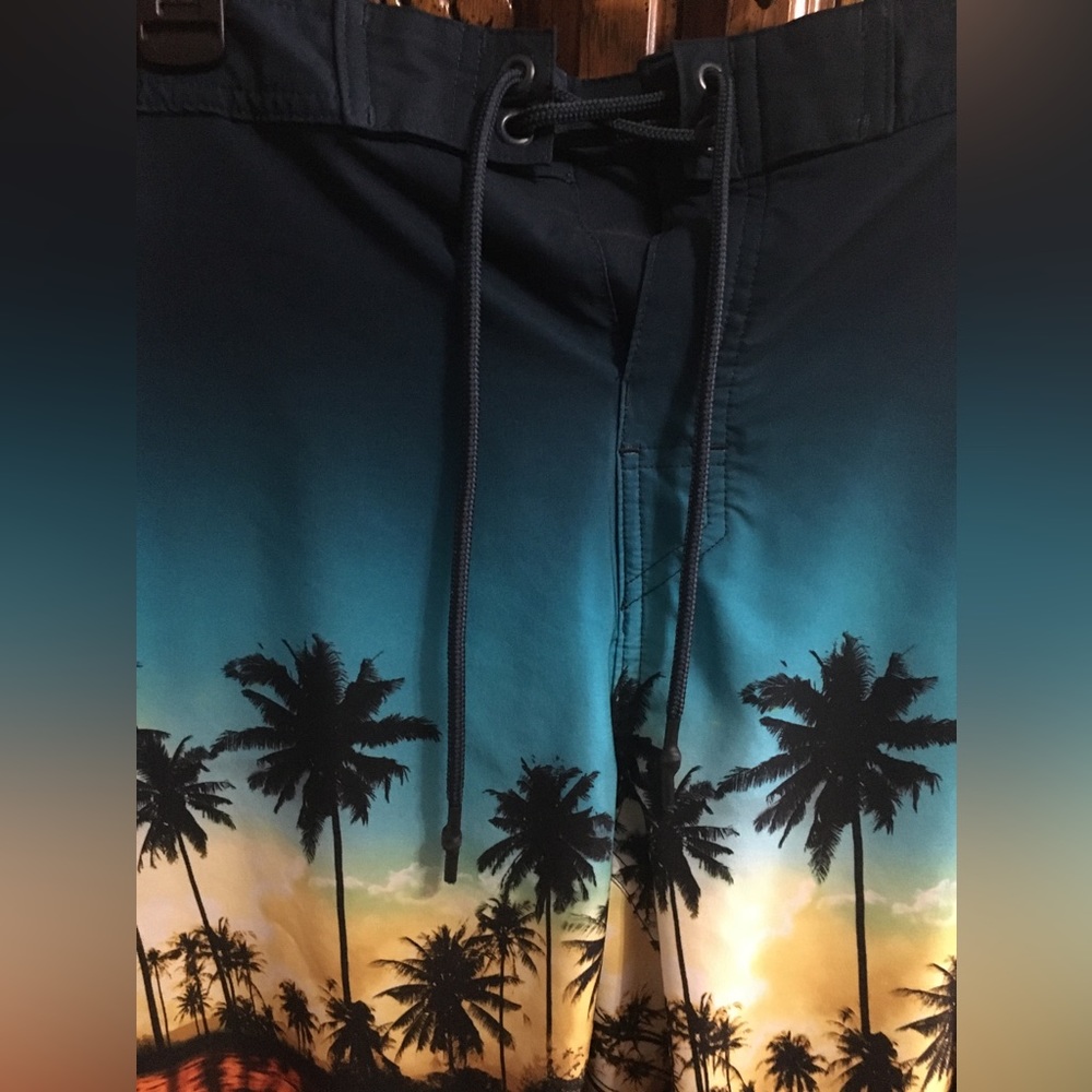 Mens Tropical Surf 🏄♂️ shorts - Picture 5 of 10